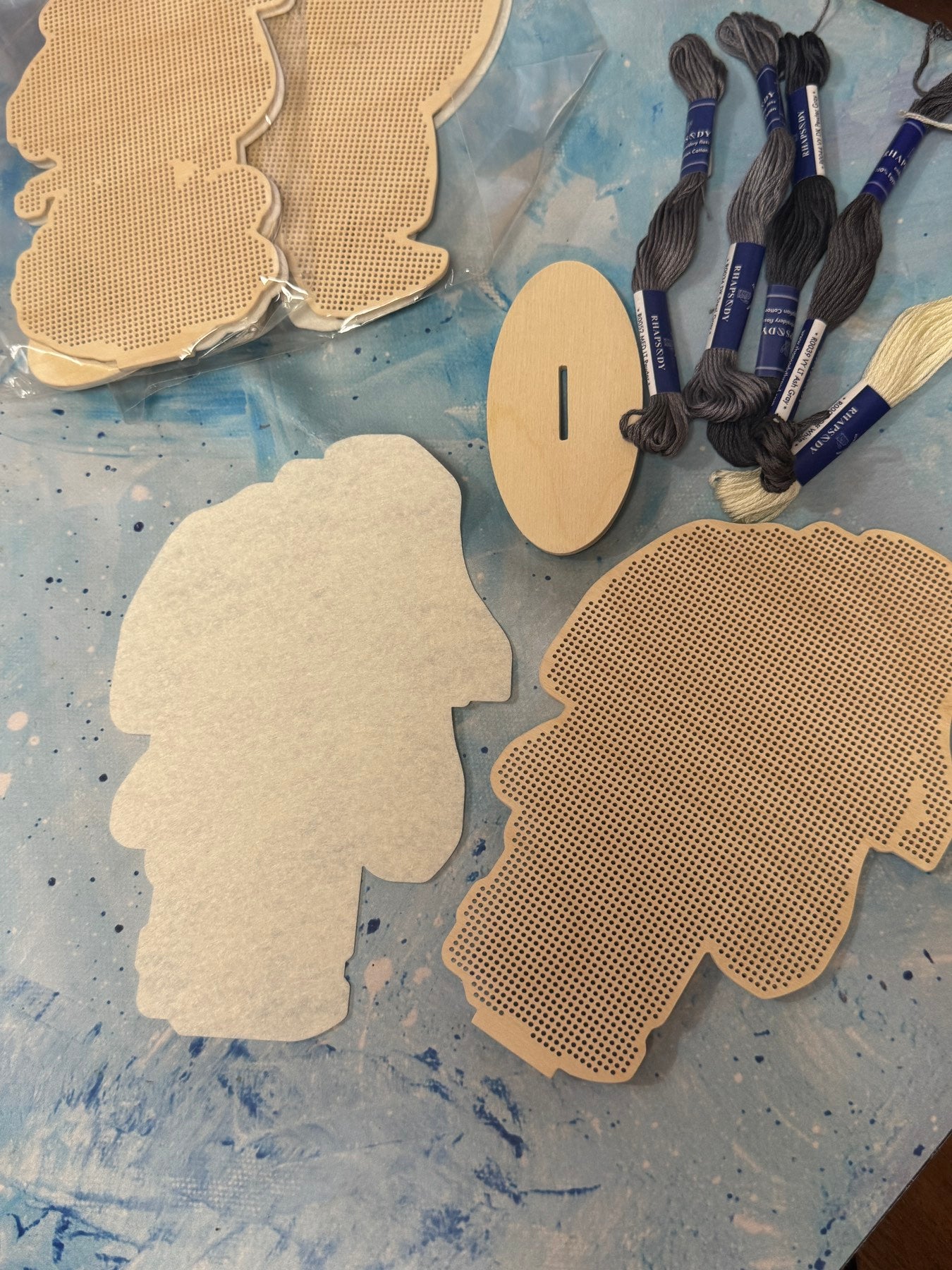 Kit de point de croix Chibi – Choisissez n'importe quel personnage Chibi | Modèle imprimé, fils DMC et base en bois ou acrylique